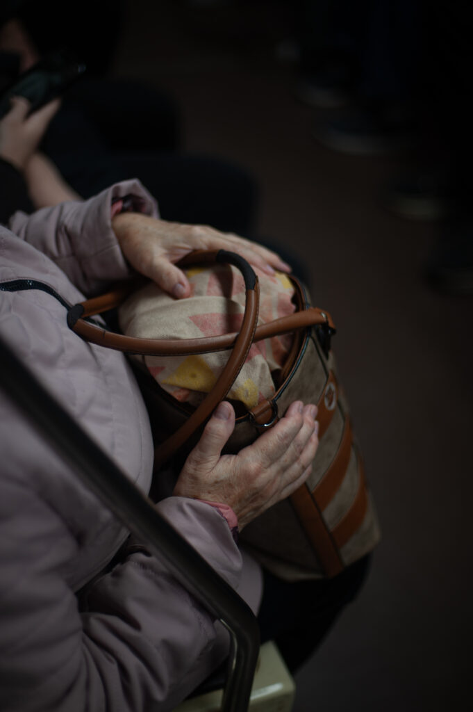 seria-hands-2
